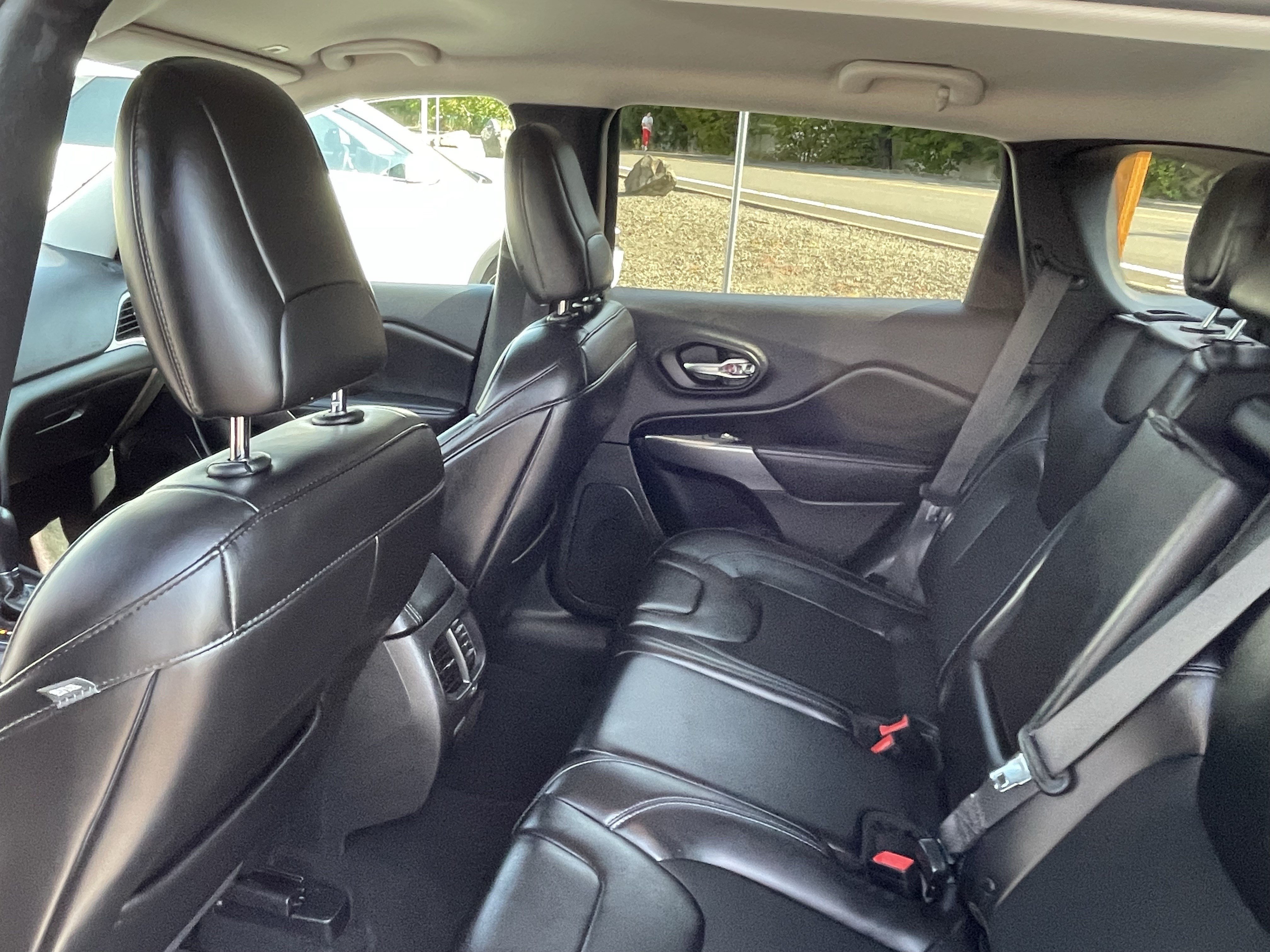 Used 2019 Jeep Cherokee Latitude Plus AWD/4WD image 14