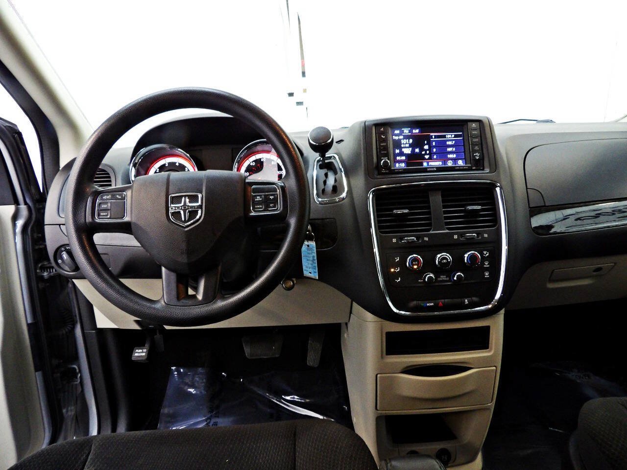 Used 2019 Dodge Grand Caravan SE w/ UConnect Hands-Free Group FWD image 18