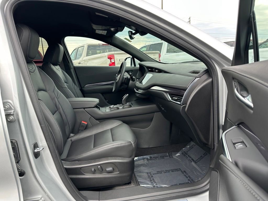 Used 2022 Cadillac XT4 Luxury w/ Cold Weather Package AWD/4WD image 22