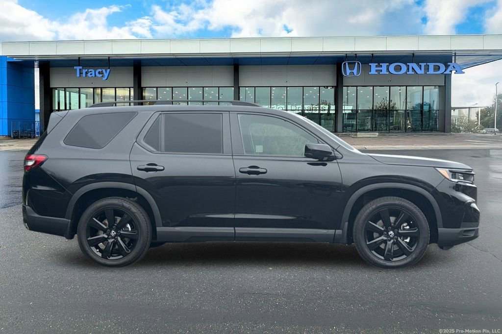 Certified 2025 Honda Pilot Black Edition image 3