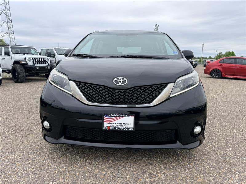 Used 2016 Toyota Sienna SE w/ SE Preferred Package FWD image 2