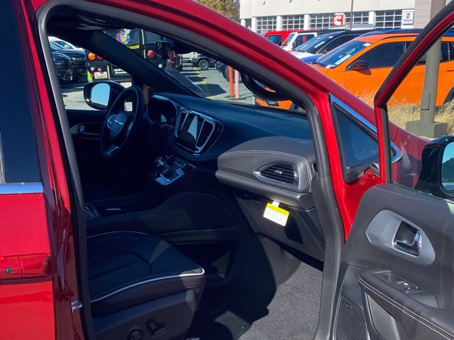 New 2026 Chrysler Pacifica Limited w/ Uconnect Theater Family Group AWD/4WD image 29