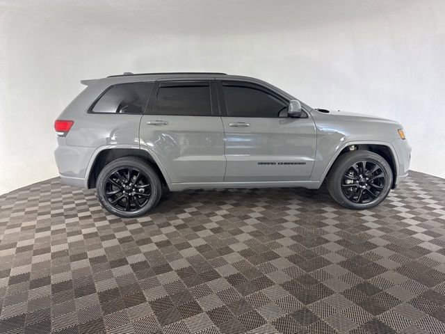 Used 2020 Jeep Grand Cherokee Altitude AWD/4WD image 4