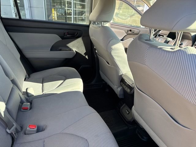 Used 2022 Toyota Highlander LE image 29