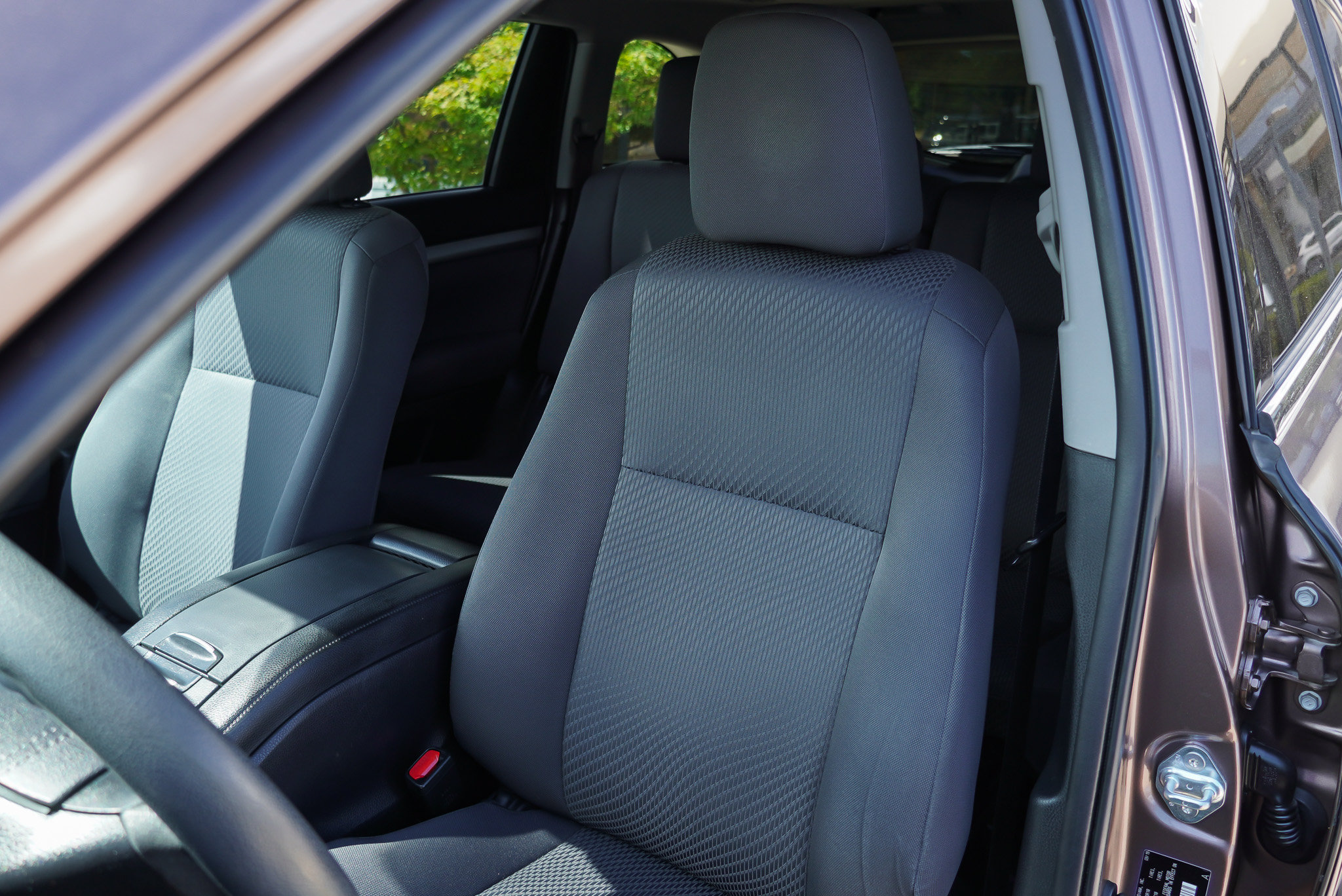 Used 2019 Toyota Highlander LE AWD/4WD image 16