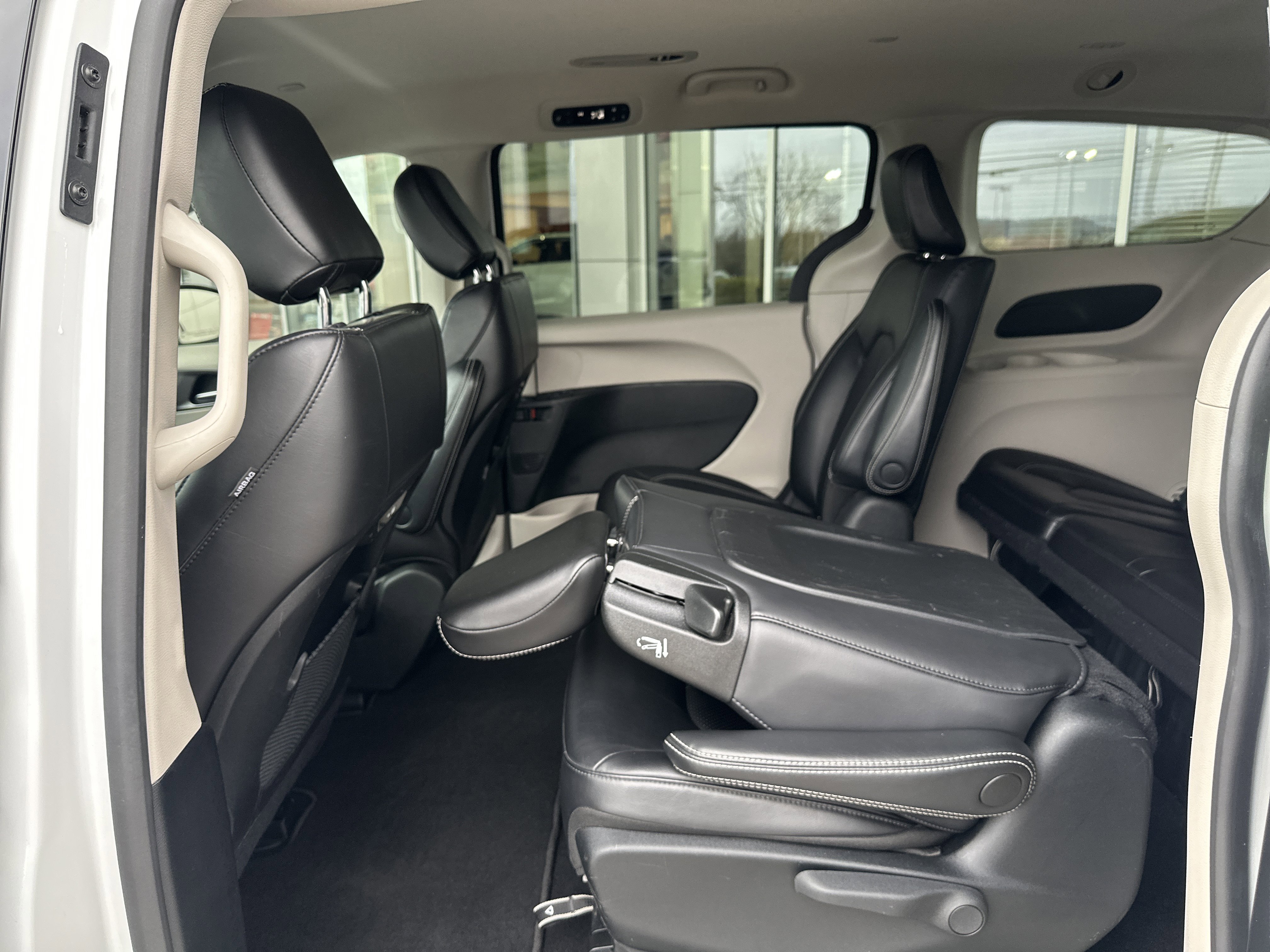 Used 2023 Chrysler Pacifica Touring-L image 19