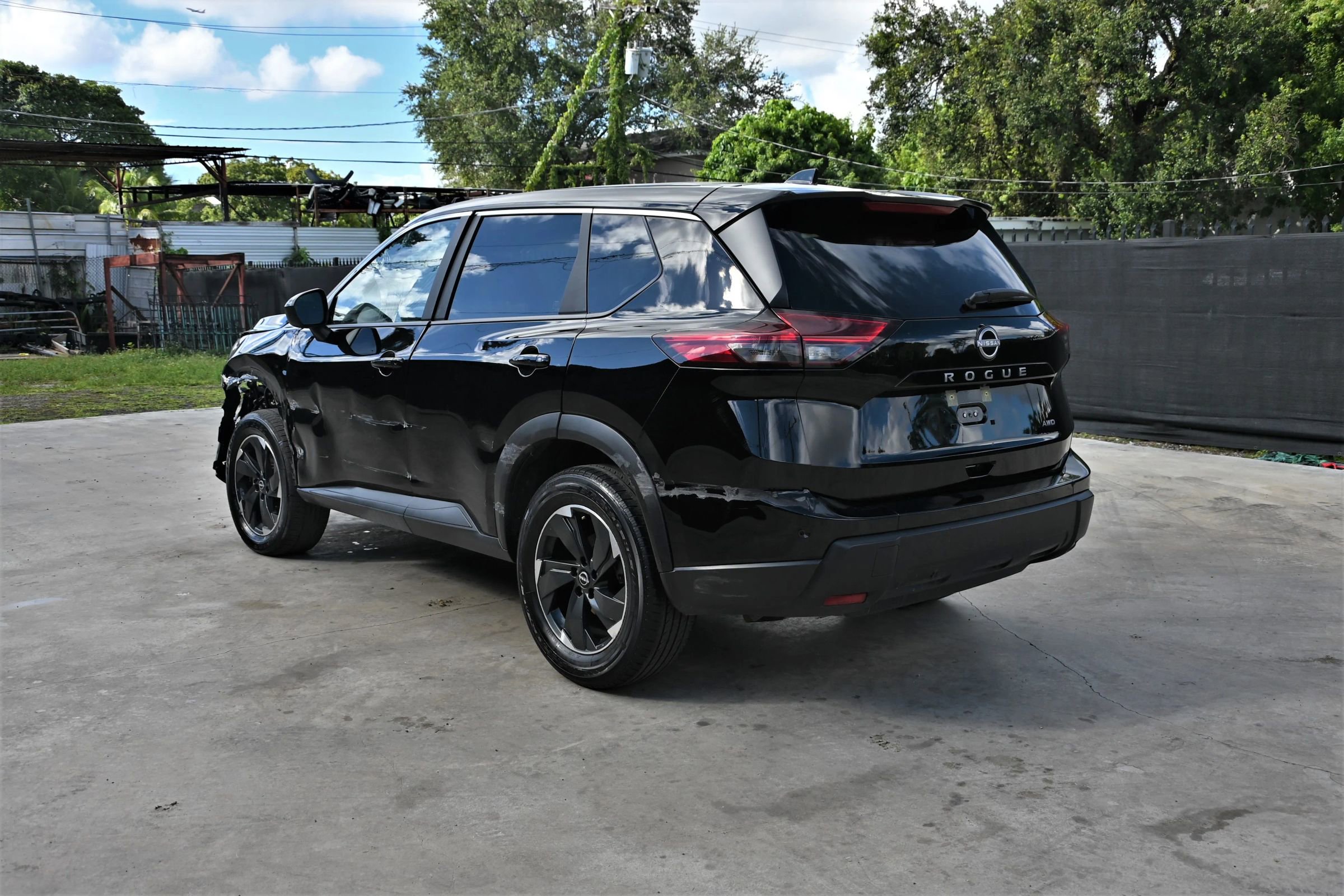 Used 2025 Nissan Rogue SV image 3