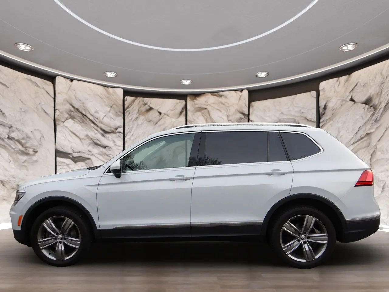 Used 2019 Volkswagen Tiguan SEL Premium AWD/4WD image 9