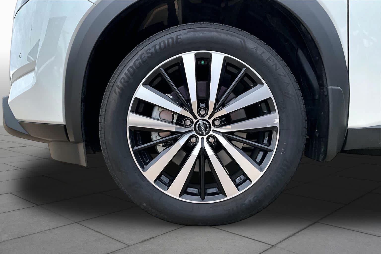 Used 2025 Nissan Pathfinder Platinum w/ Cargo Package FWD image 11