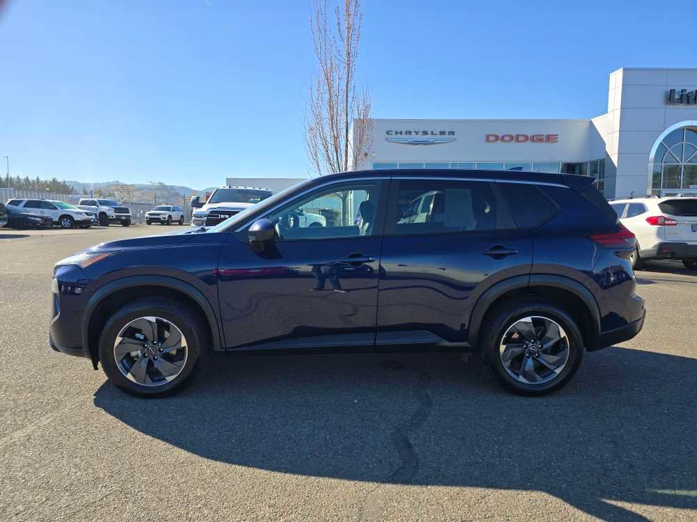 Used 2025 Nissan Rogue SV image 2