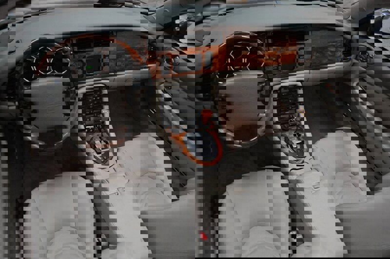 Used 2001 Jaguar XKR Convertible image 17