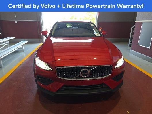 Used 2025 Volvo V60 B5 Cross Country Plus AWD/4WD image 1