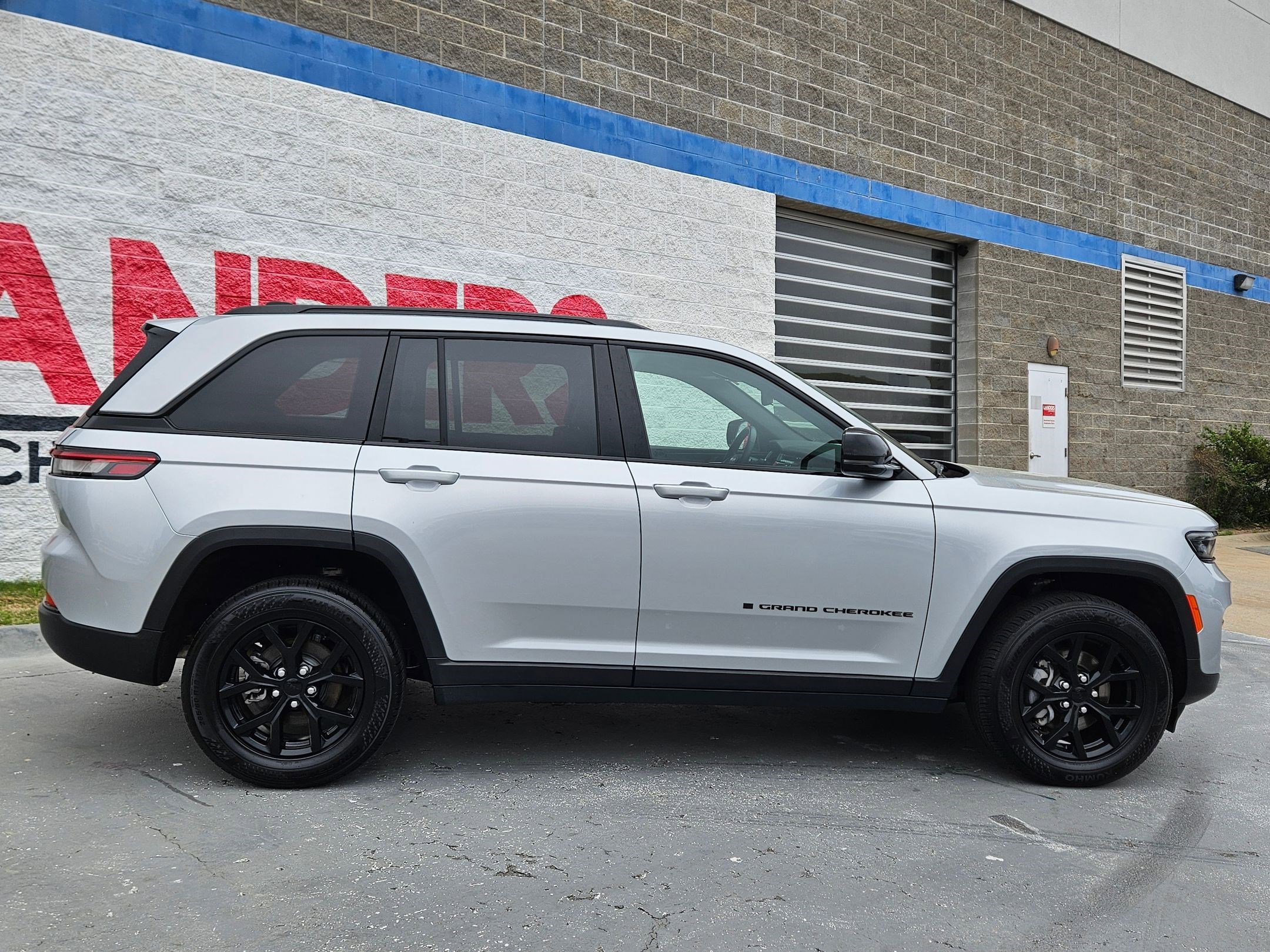 Used 2024 Jeep Grand Cherokee Altitude AWD/4WD image 8