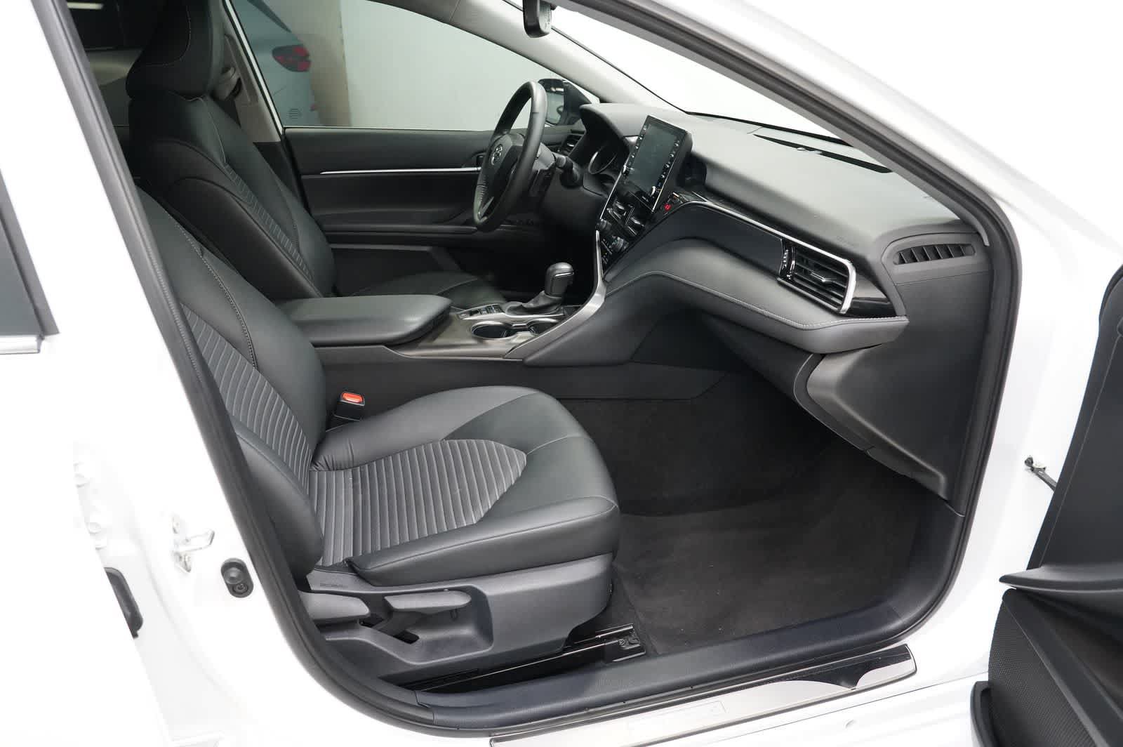 Used 2023 Toyota Camry SE w/ Audio Upgrade Package FWD image 17