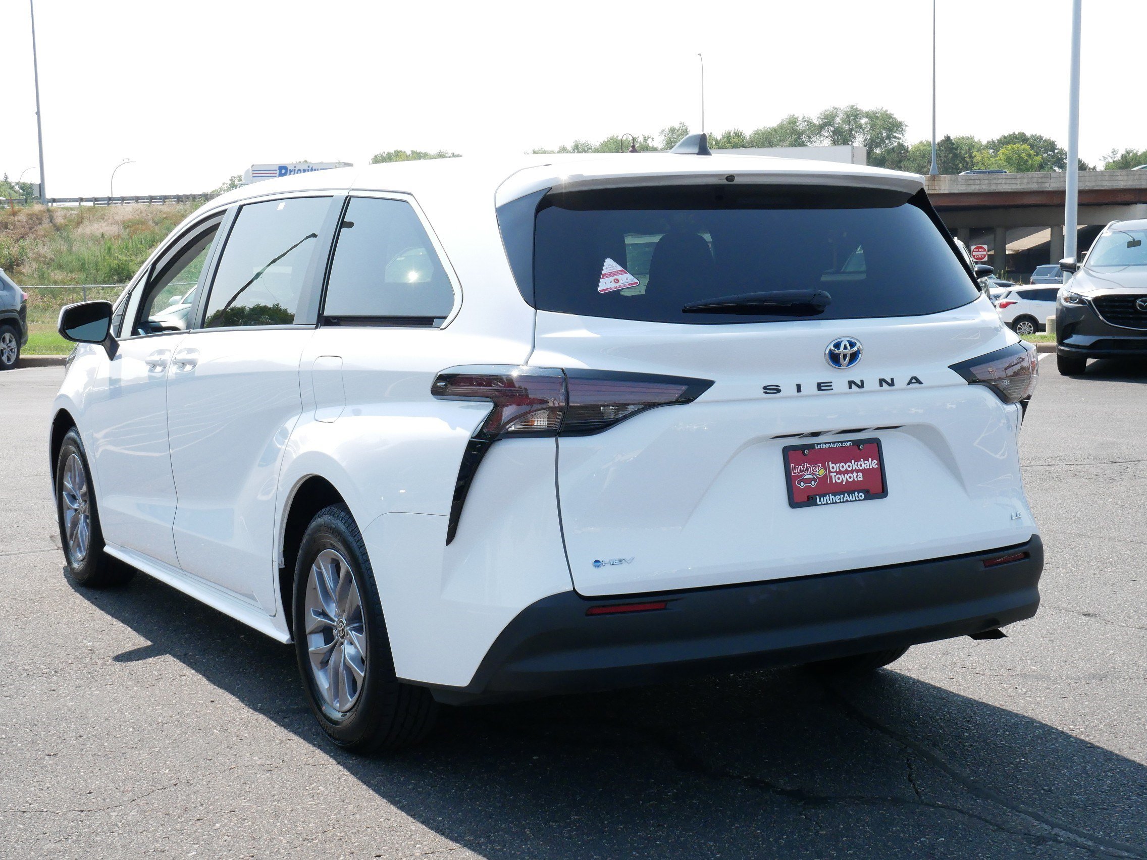 Certified 2025 Toyota Sienna LE FWD image 4
