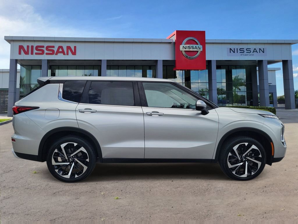 Used 2024 Mitsubishi Outlander SE AWD/4WD image 3