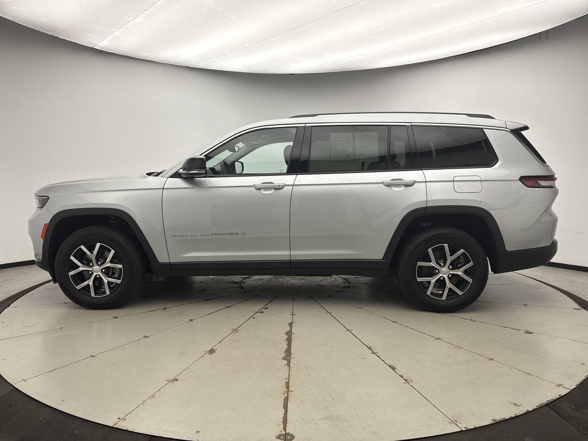 Used 2023 Jeep Grand Cherokee L Limited AWD/4WD image 2