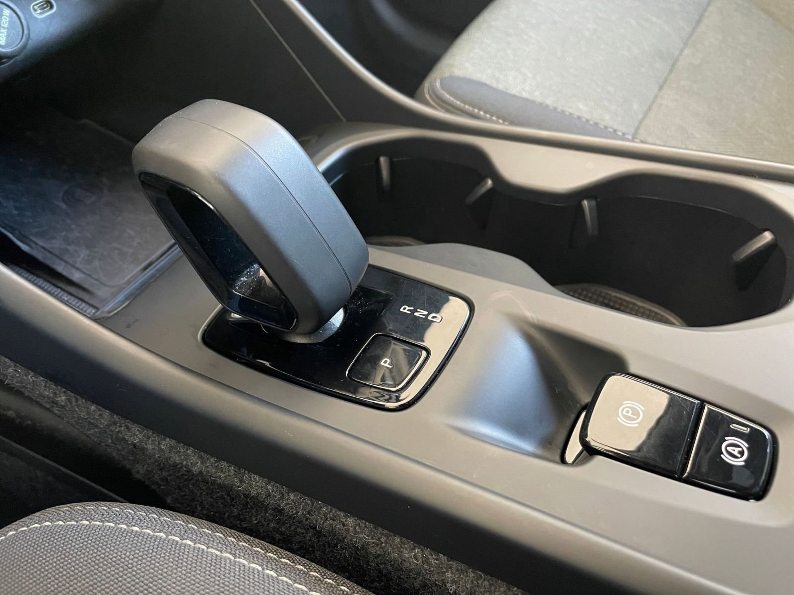 Used 2024 Volvo XC40 B5 Core image 44