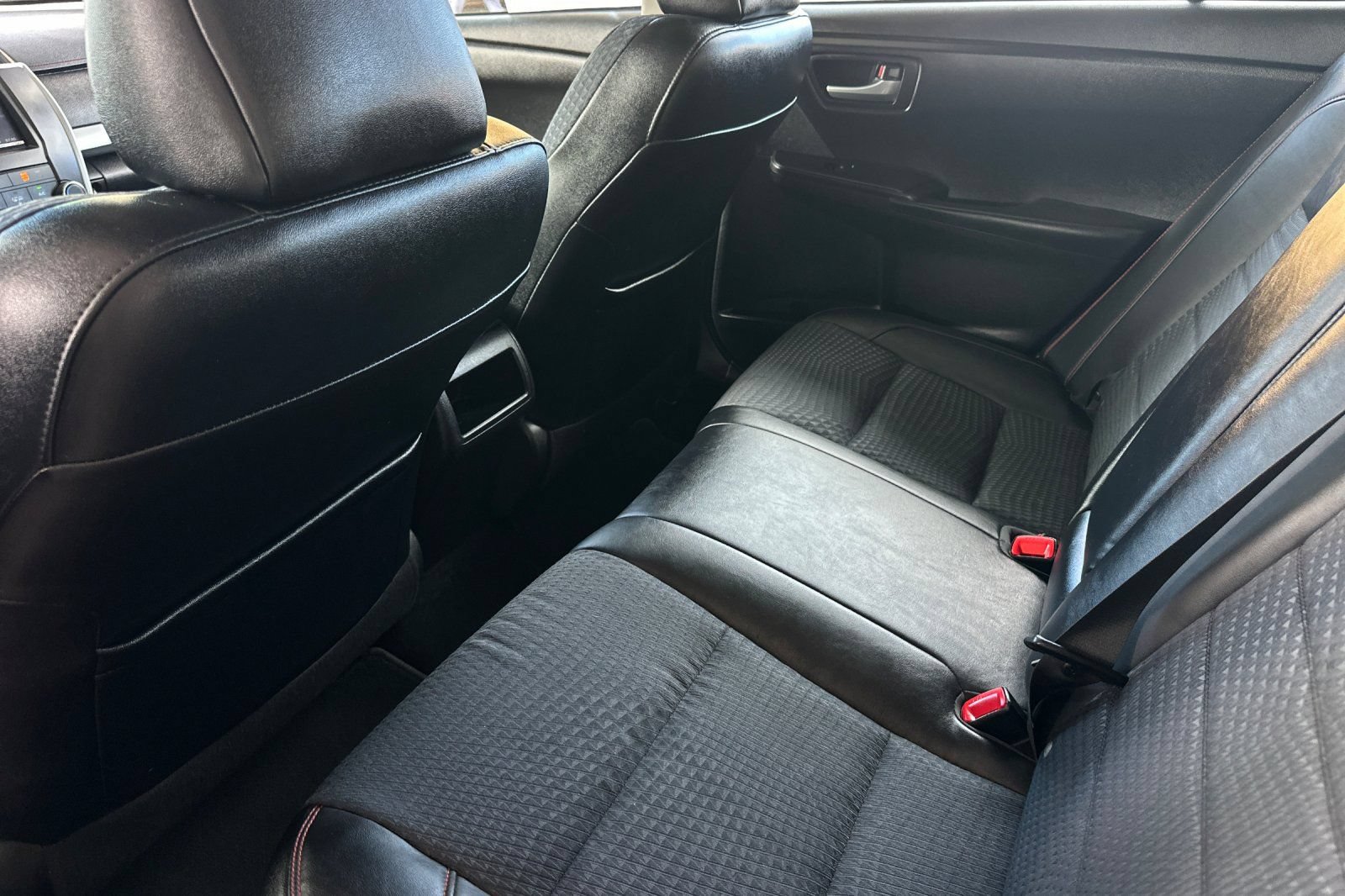 Used 2015 Toyota Camry SE w/ Moonroof Package FWD image 11