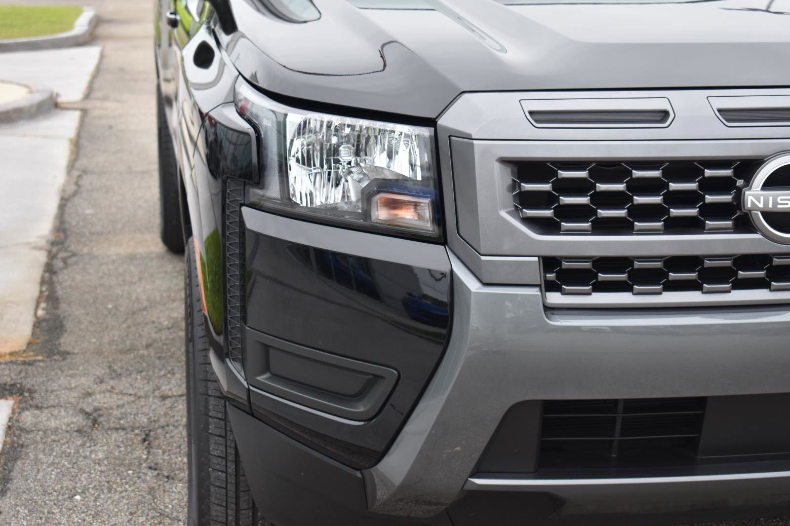 Used 2025 Nissan Frontier SV image 16