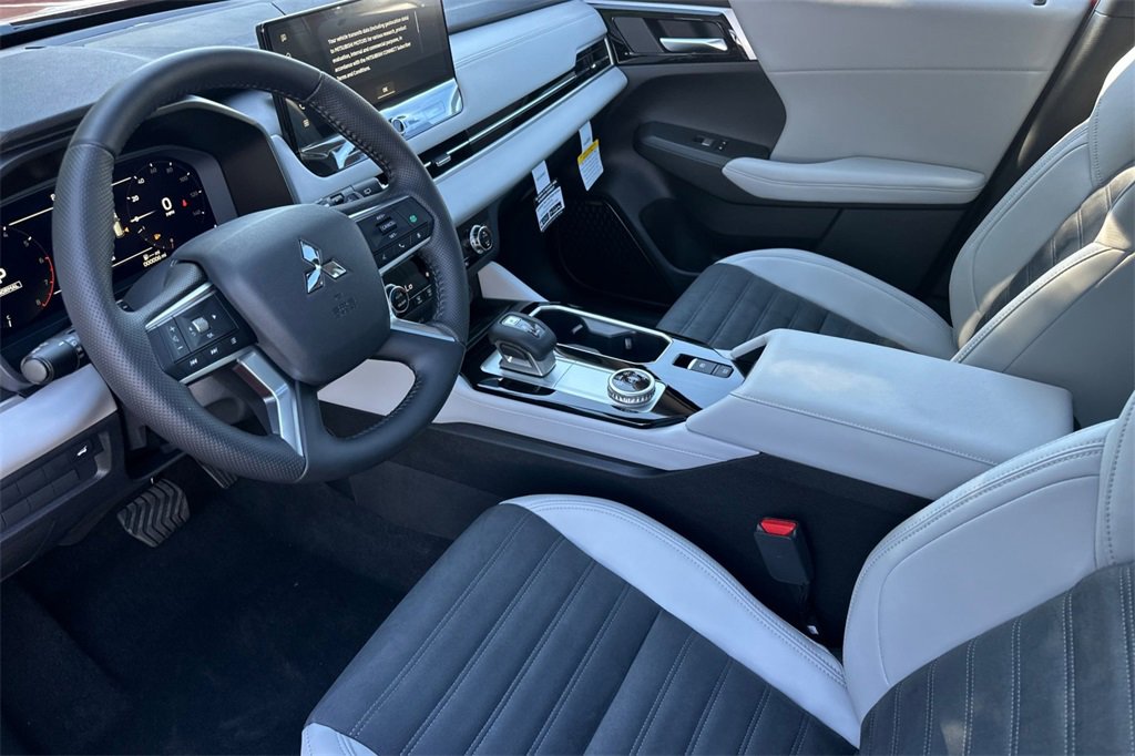New 2025 Mitsubishi Outlander SE image 11