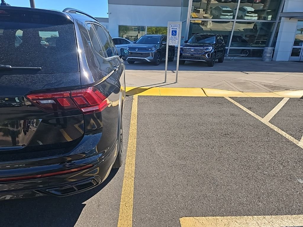 Used 2023 Volkswagen Tiguan SE R-Line image 4