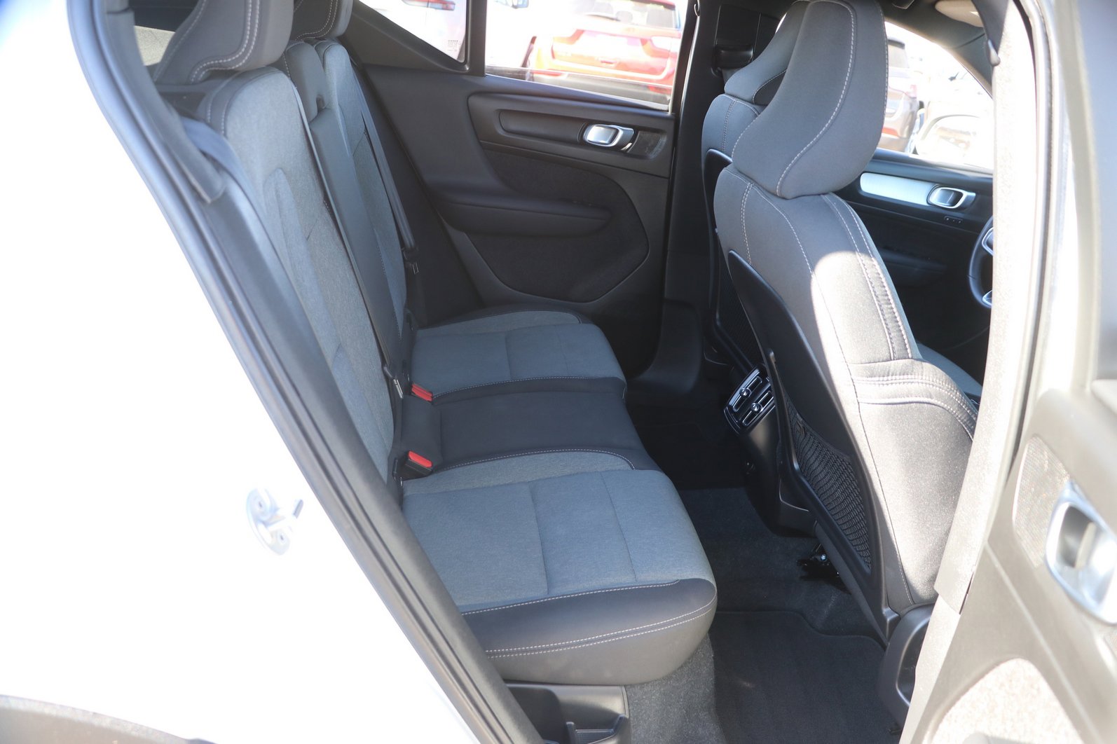 Used 2024 Volvo XC40 B5 Core image 29