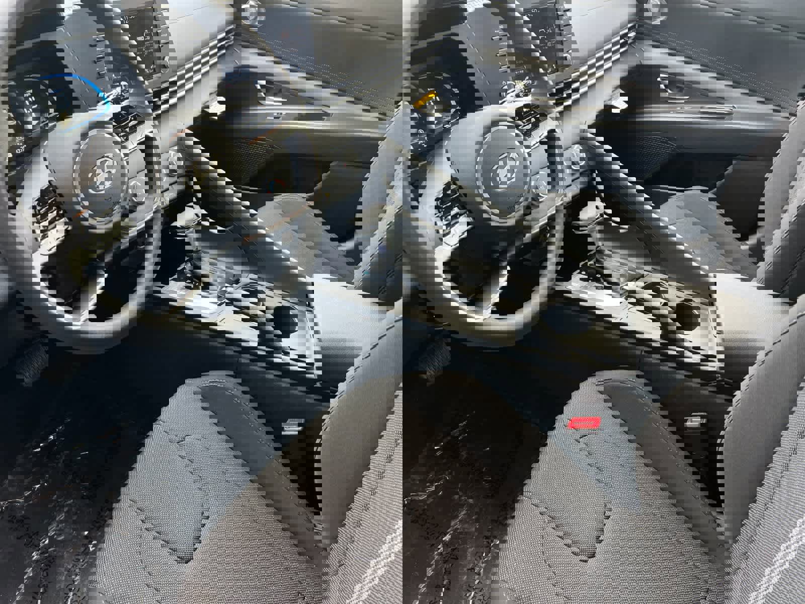 Certified 2025 Hyundai Elantra SE image 12