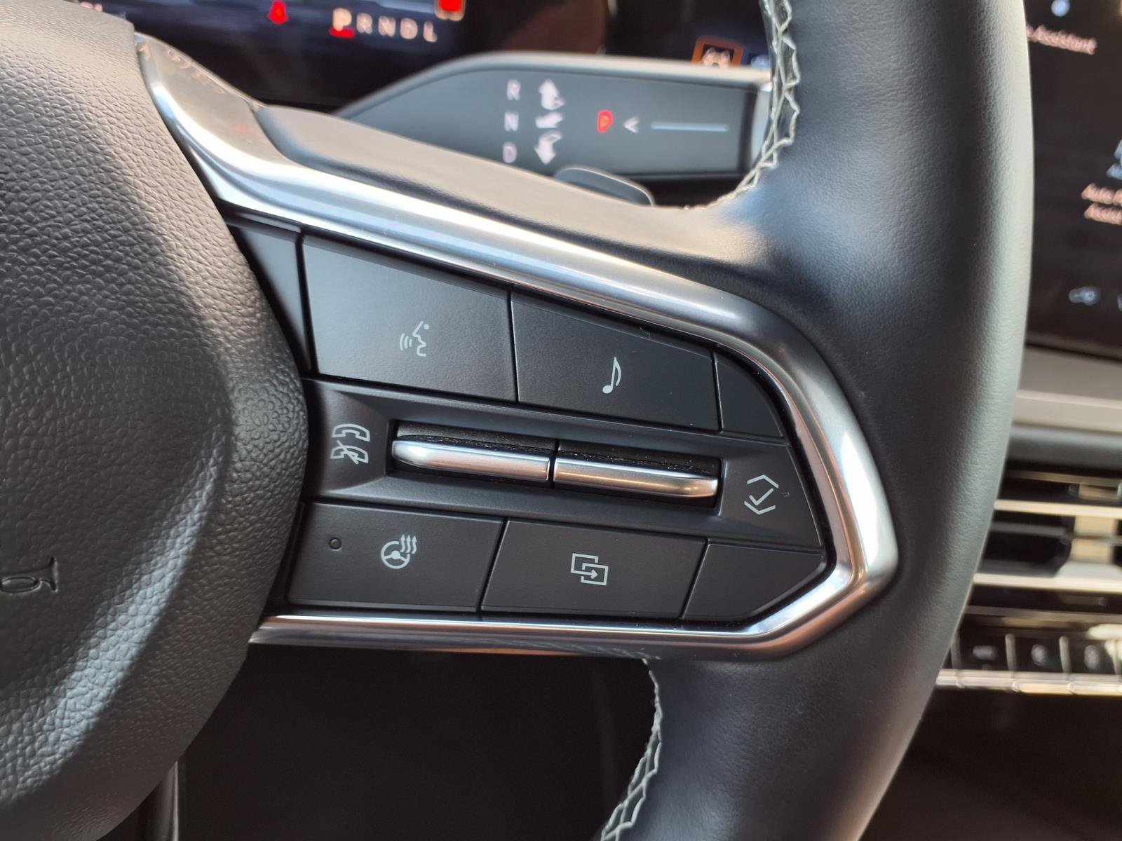 Used 2024 Chevrolet Traverse LT w/ Enhanced Driving Package FWD image 11