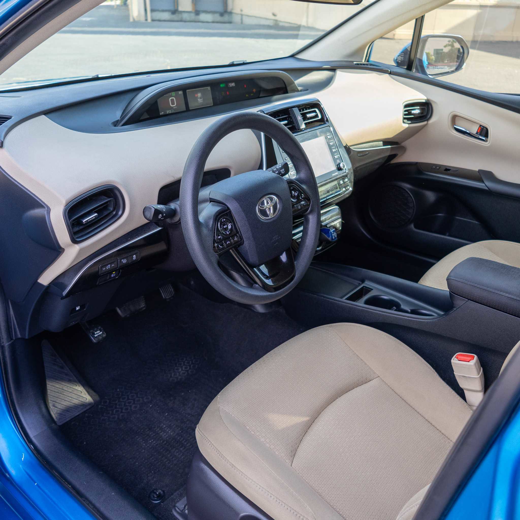 Used 2022 Toyota Prius LE image 11
