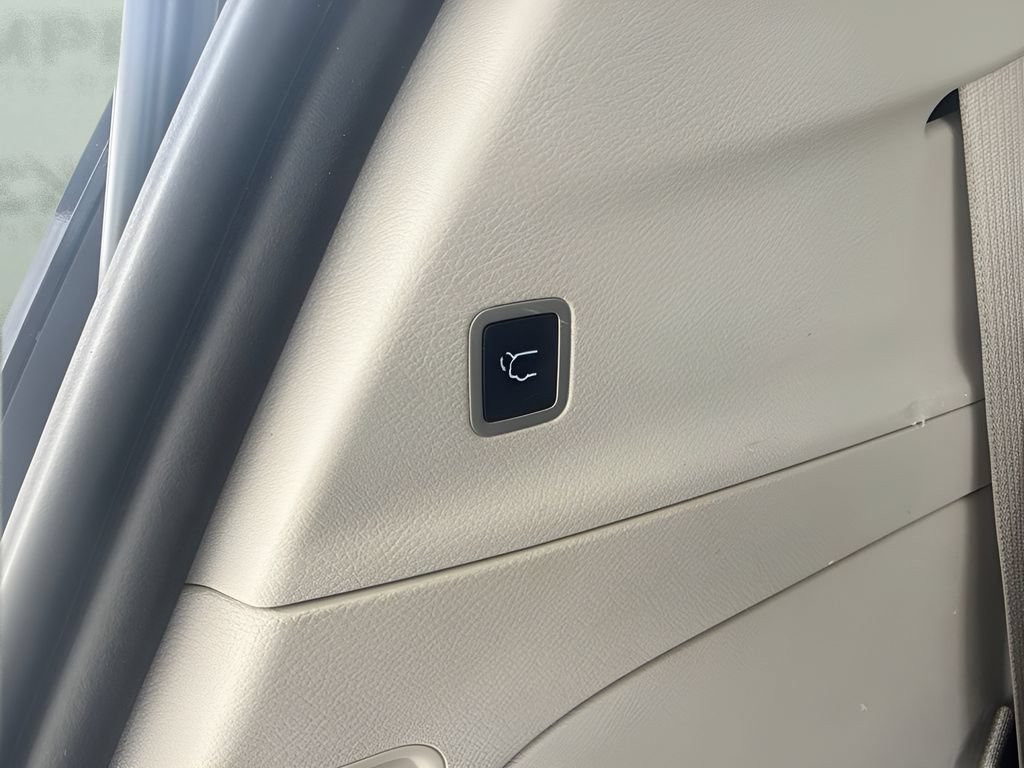 Used 2022 Chrysler Voyager LX FWD image 17