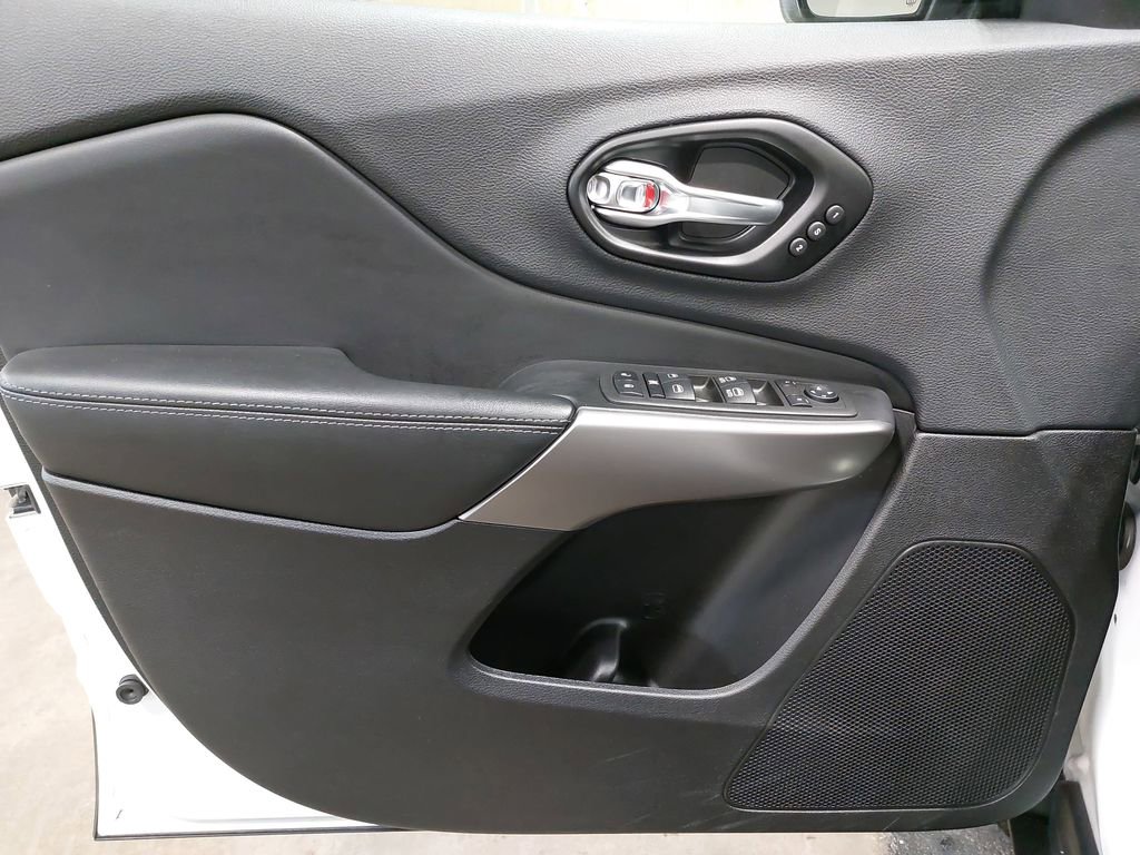 Used 2021 Jeep Cherokee Limited image 25