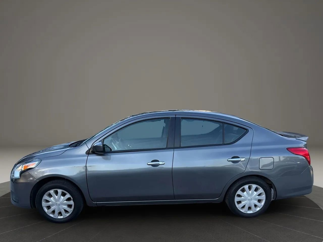 Used 2019 Nissan Versa SV image 2