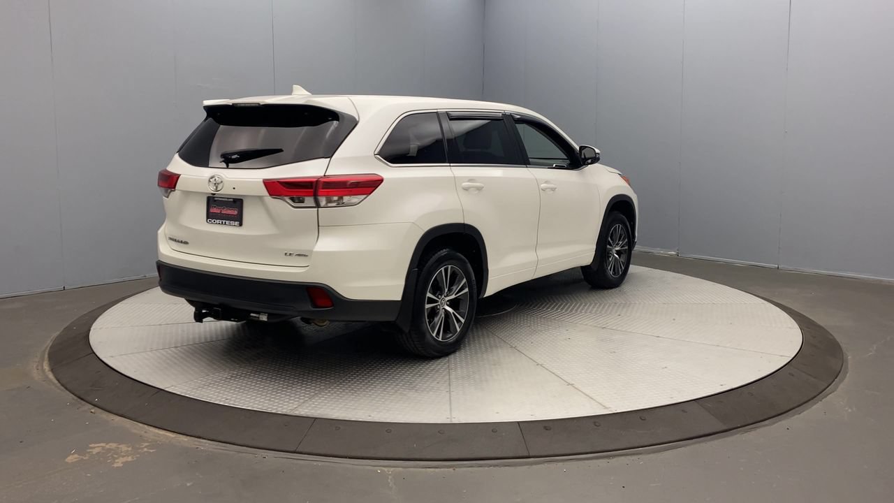 Used 2018 Toyota Highlander Plus AWD/4WD image 4