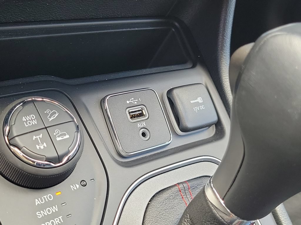 Used 2023 Jeep Cherokee Trailhawk AWD/4WD image 32