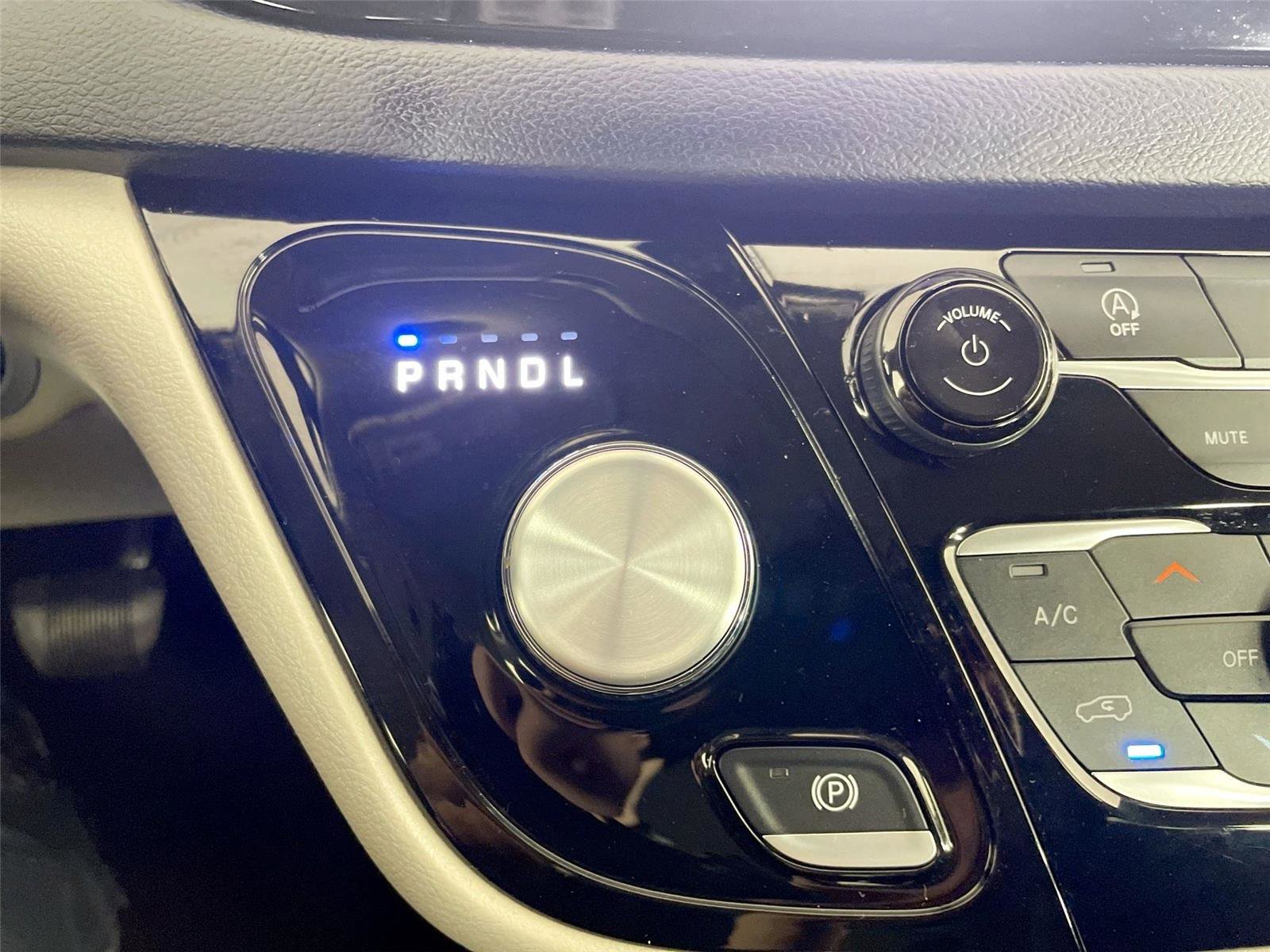 Used 2022 Chrysler Voyager LX image 14