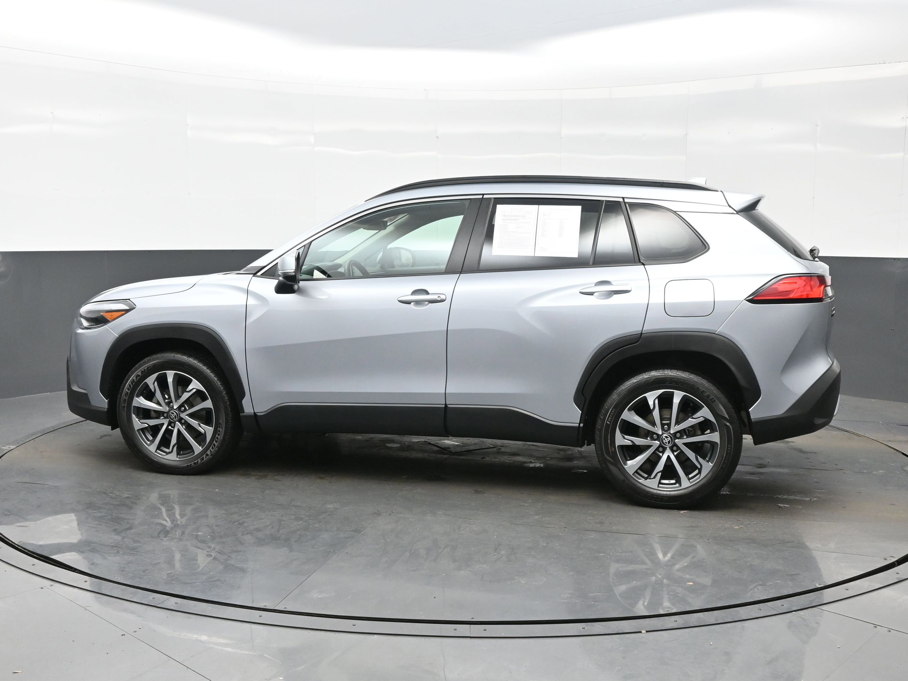 Used 2022 Toyota Corolla Cross XLE image 3