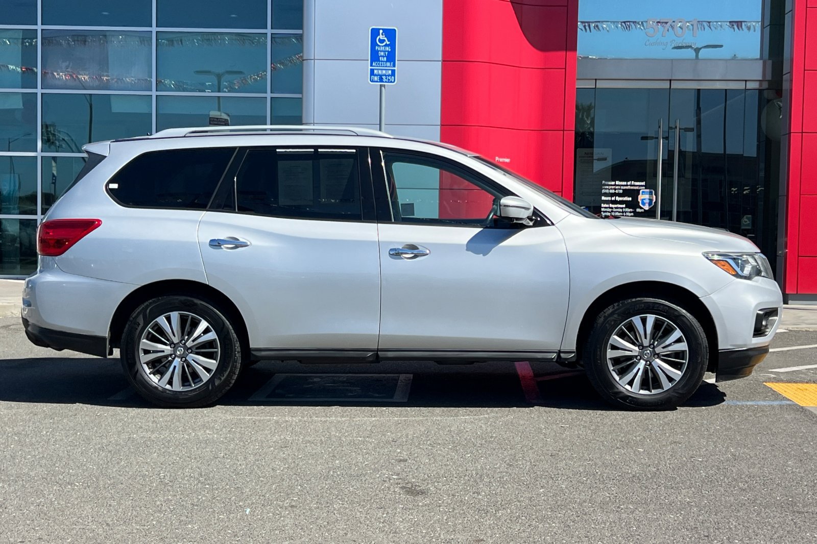 Used 2017 Nissan Pathfinder SL FWD image 3