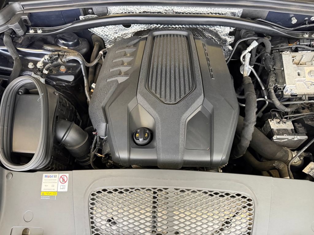 Certified 2023 Porsche Macan AWD/4WD image 27