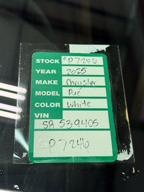 Used 2025 Chrysler Pacifica Limited image 26