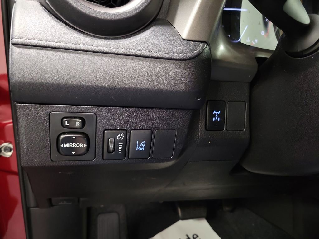 Used 2018 Toyota RAV4 LE image 19