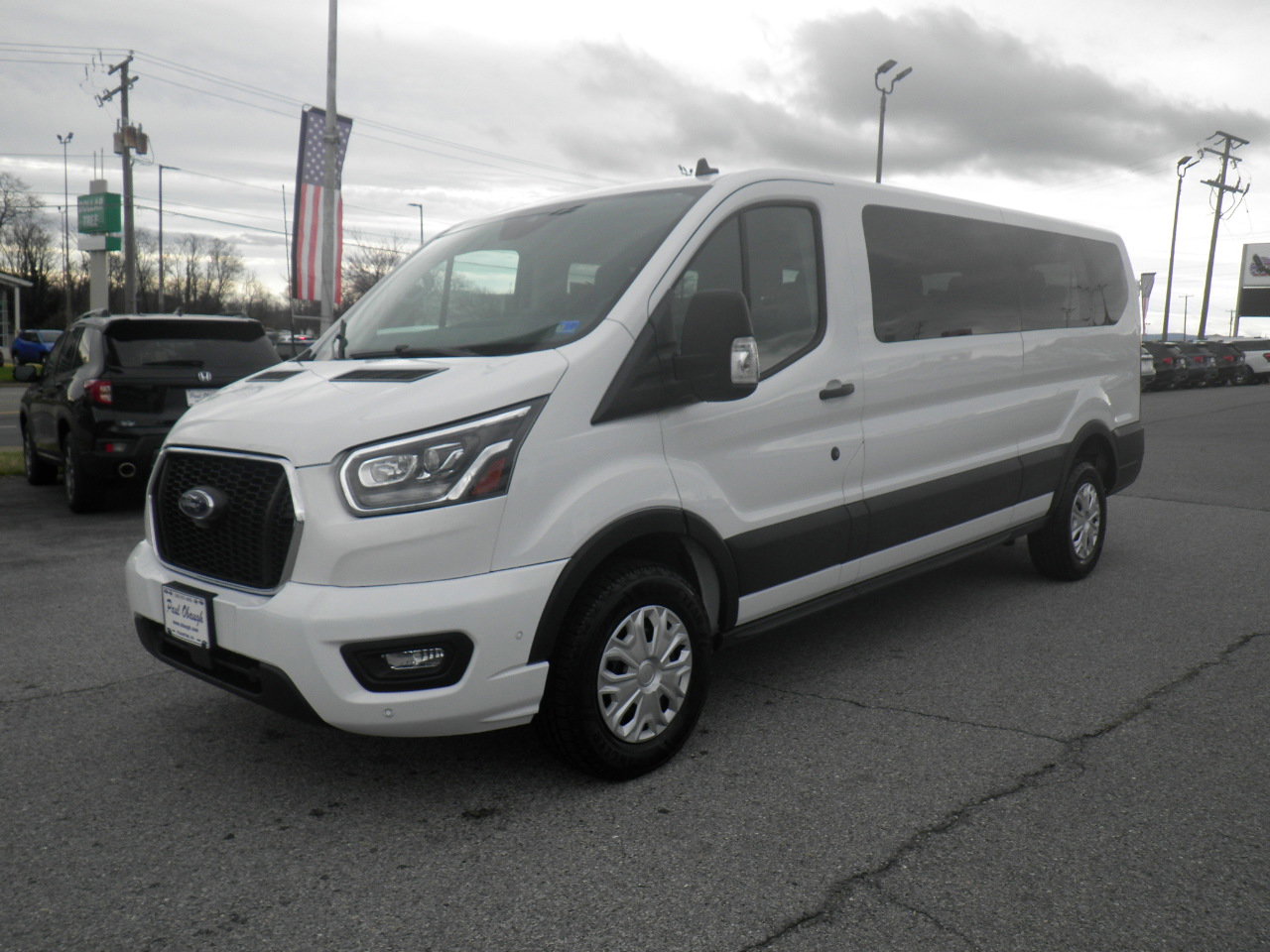 Used 2023 Ford Transit 350 XLT image 3
