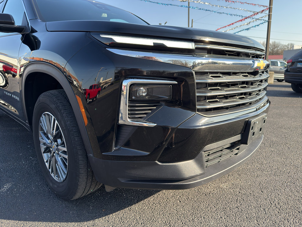 Used 2025 Chevrolet Traverse LT image 3