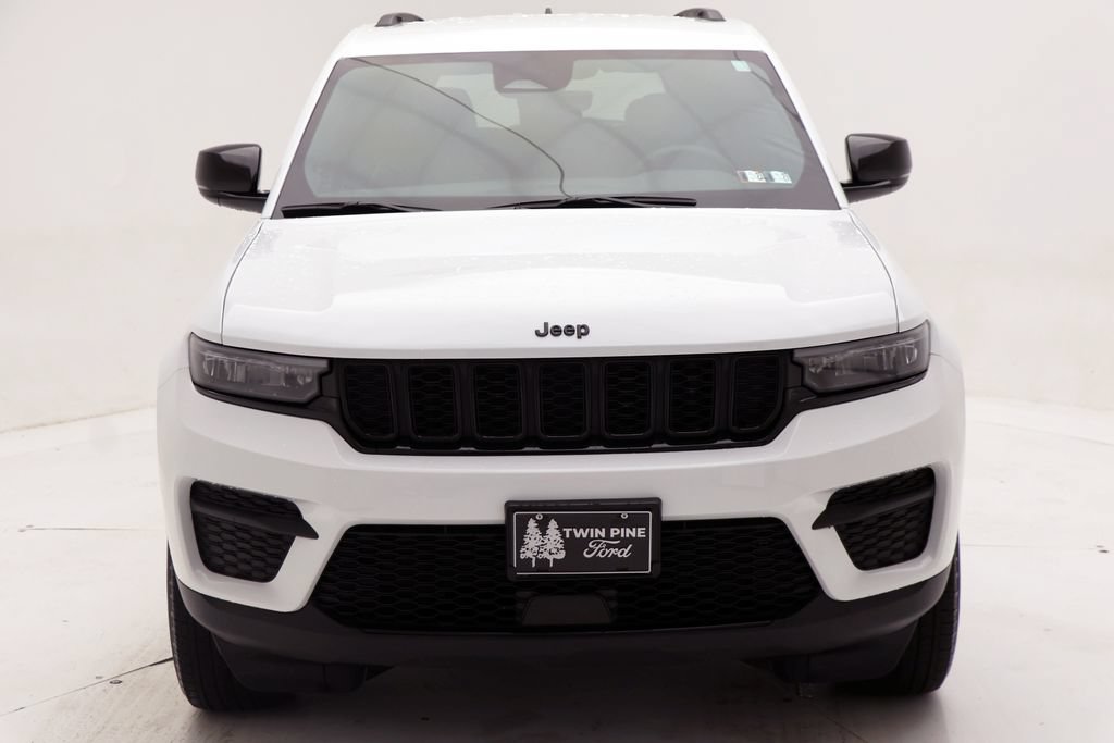 Used 2025 Jeep Grand Cherokee Altitude AWD/4WD image 4
