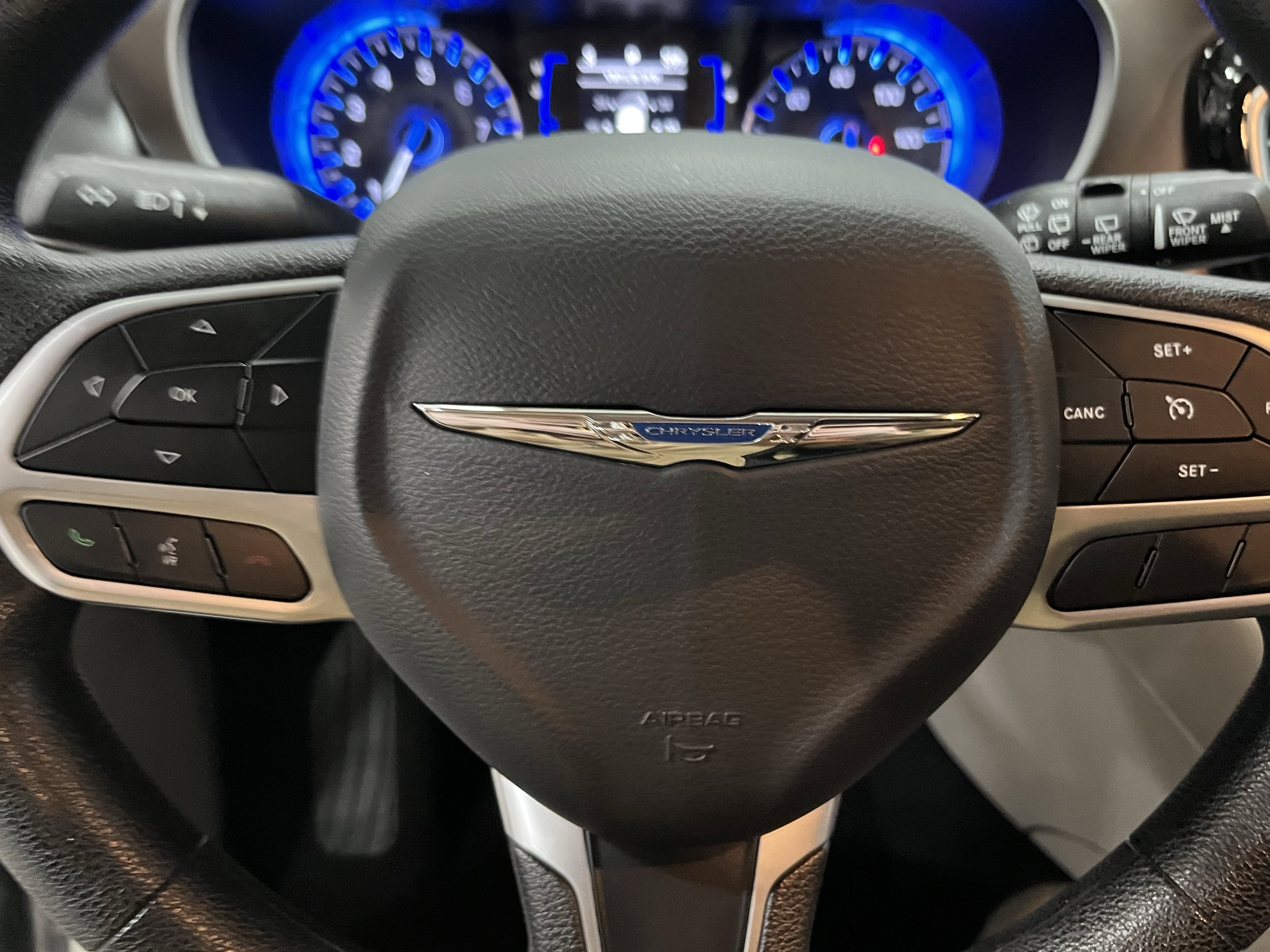 Used 2020 Chrysler Voyager L image 19