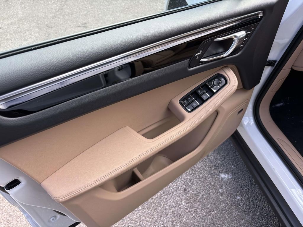 New 2026 Porsche Macan image 22