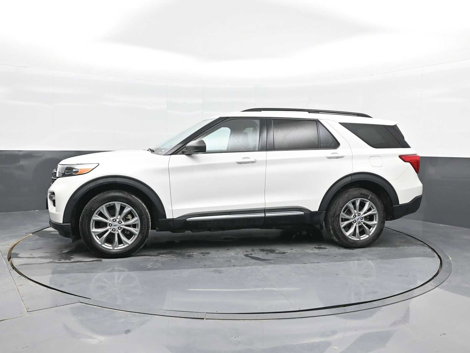 Used 2023 Ford Explorer XLT w/ Equipment Group 202A image 5