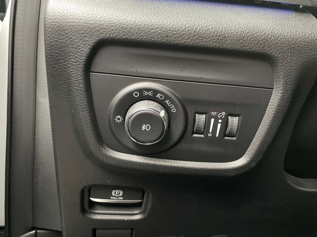 New 2025 Jeep Grand Cherokee L Summit w/ Luxury Tech Group V image 28