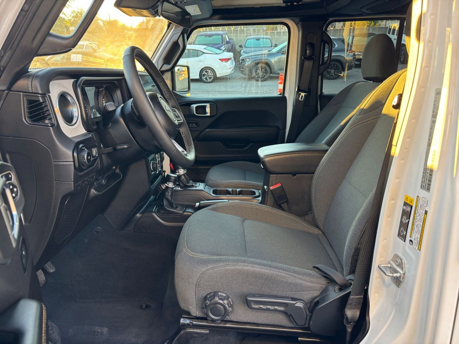 Used 2025 Jeep Wrangler Sahara image 27