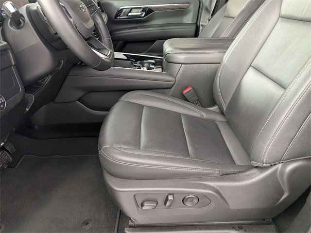 Used 2025 Chevrolet Suburban Z71 image 13